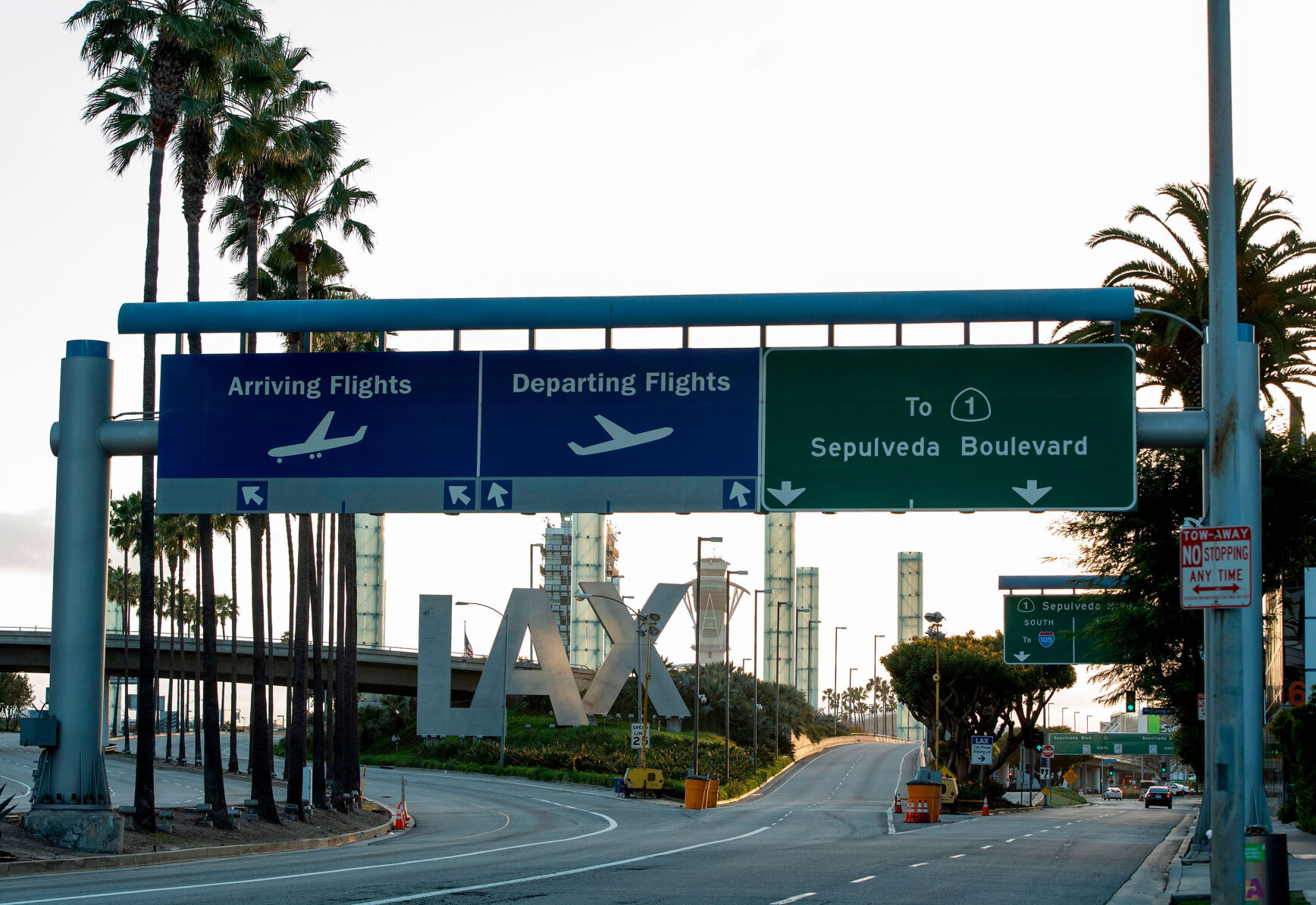 A man flying a jetpack was reported by pilots above Los Angeles